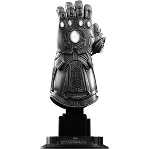 [Avengers: Infinity War: 1:4 Scale Replica: Infinity Gauntlet (Product Image)]