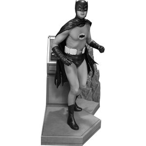 [Batman: Maquette Diorama: 1966 TV Series: To The Batmobile (Product Image)]