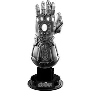 [Avengers: Endgame: Hot Toys Scale Replica: Infinity Gauntlet (Product Image)]